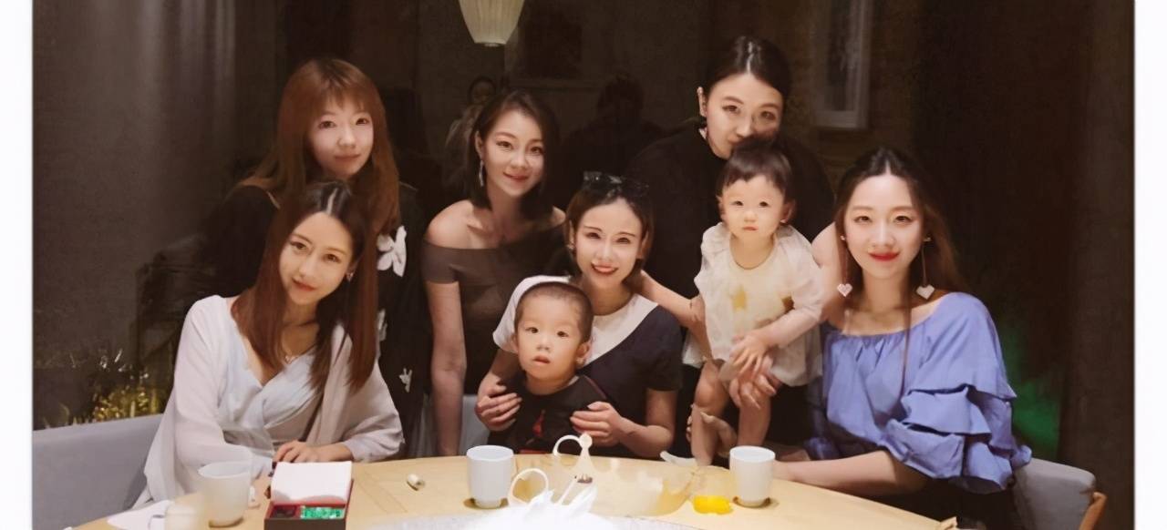 北京首钢太太团曝光:翟晓川长城求婚 王骁辉美艳女友意外现身