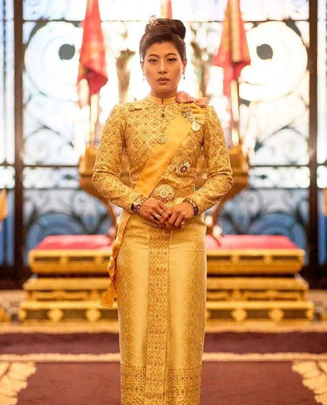 原创泰王小女儿够牛气拿毕业证书得让80岁老校长下跪有国王的派头