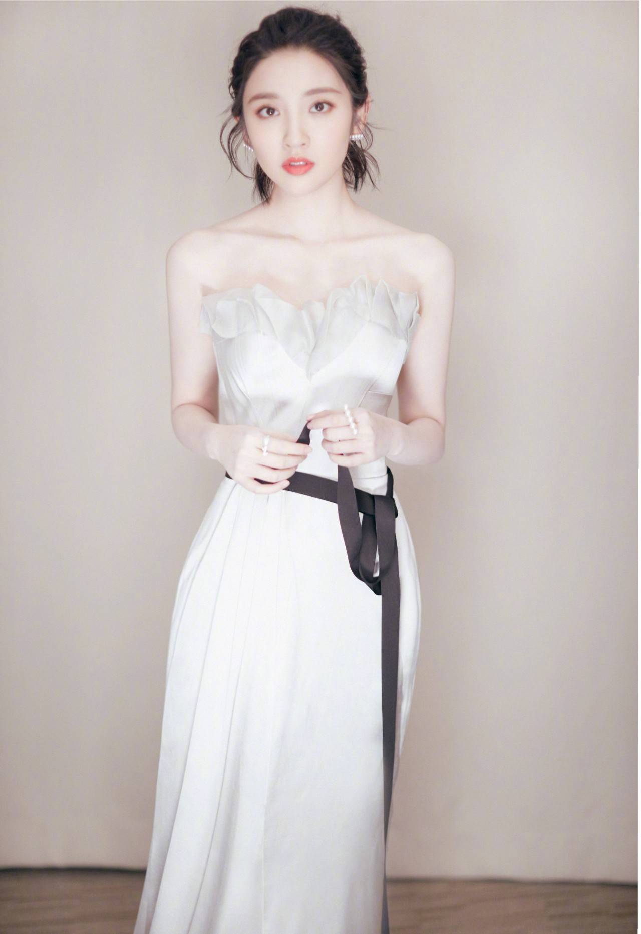 29岁唐艺昕格子西装配牛仔裤,冲天丸子头好少女,甜美的像19_手机搜狐