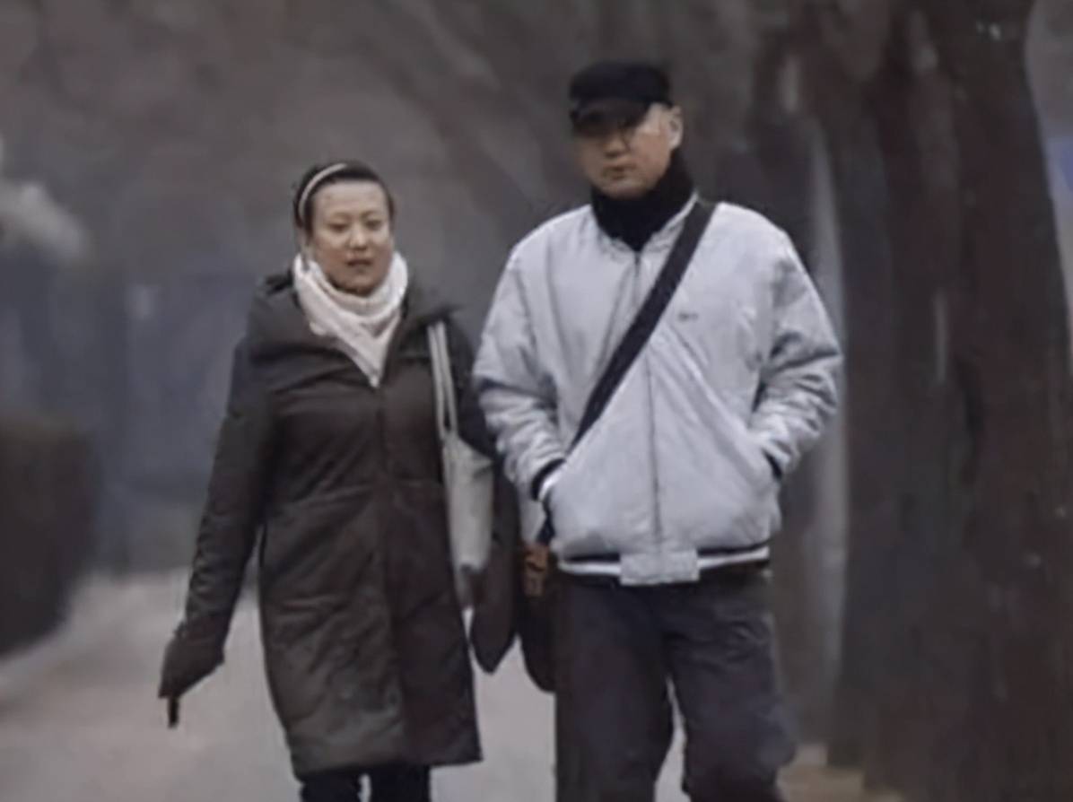 54岁郭冬临近照瘦脱相,眉毛泛白老态尽显,网传娇妻小他14岁