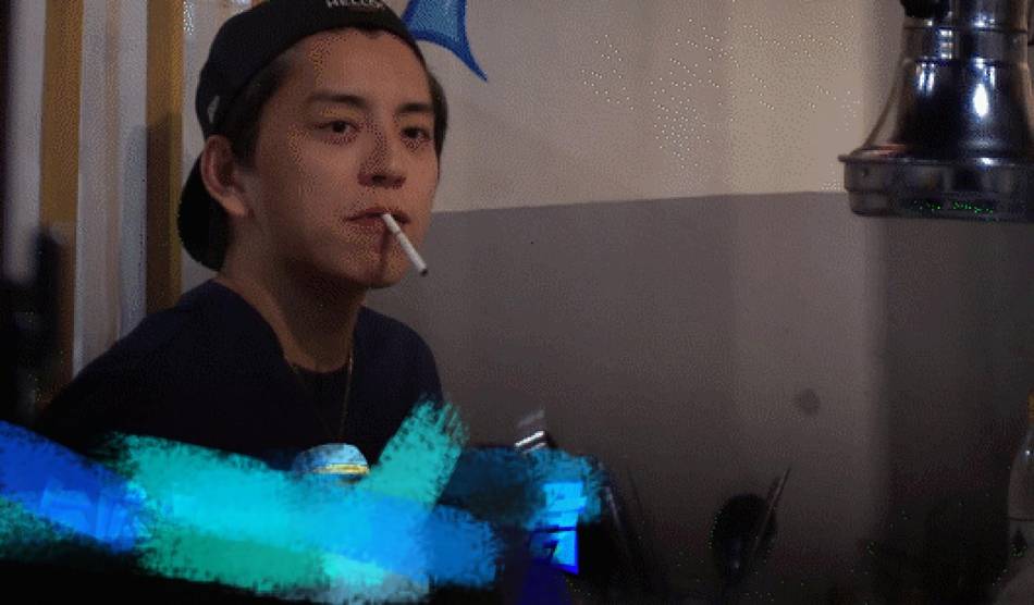 王大陆疑似在室内抽烟 霸气点烟动作娴熟自然