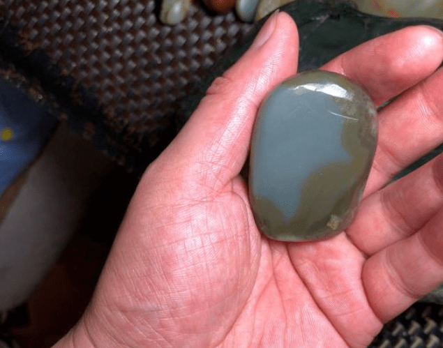 我撿到了一塊玉，快幫我看看值多少錢？