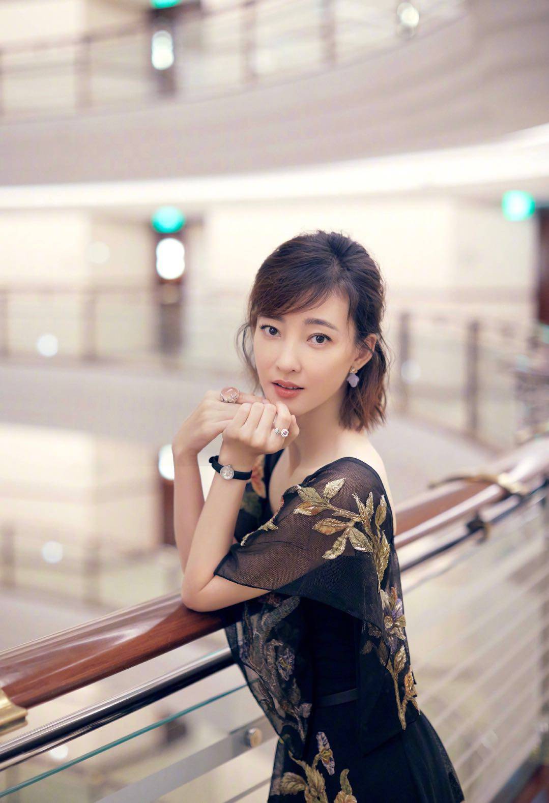 34岁王丽坤终于高调了西装配短发气场全开一条蛋糕裙优雅减龄