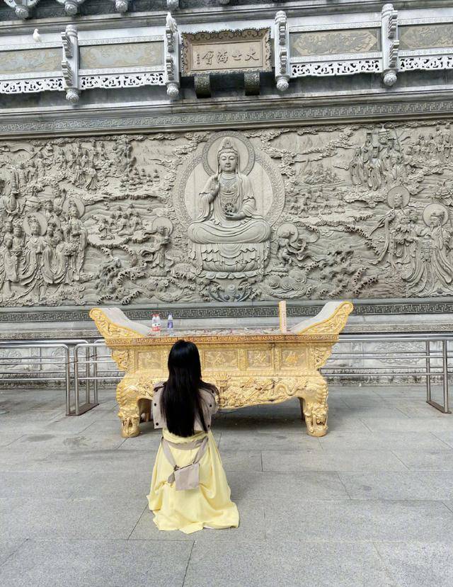 范冰冰只有背影出镜,并无正脸,范冰冰穿着淡黄的长裙,披散着黑而浓密