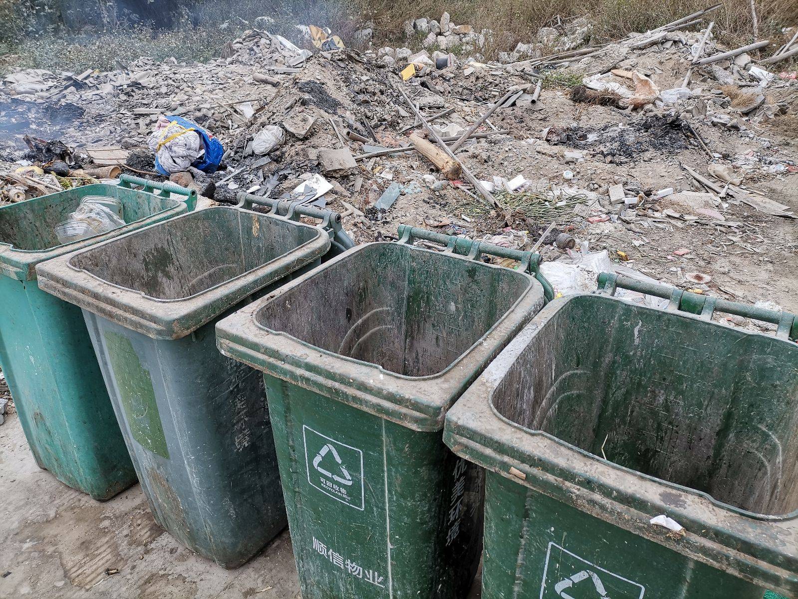 龙湖外砂李厝村有人露天焚烧垃圾火苗乱窜好危险