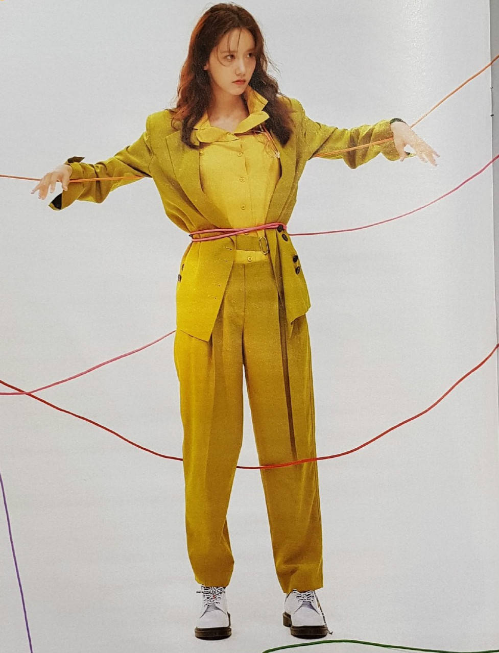 林允儿晒出新的时装照,穿搭一条白裙美如天仙,套装帅气攻气十足