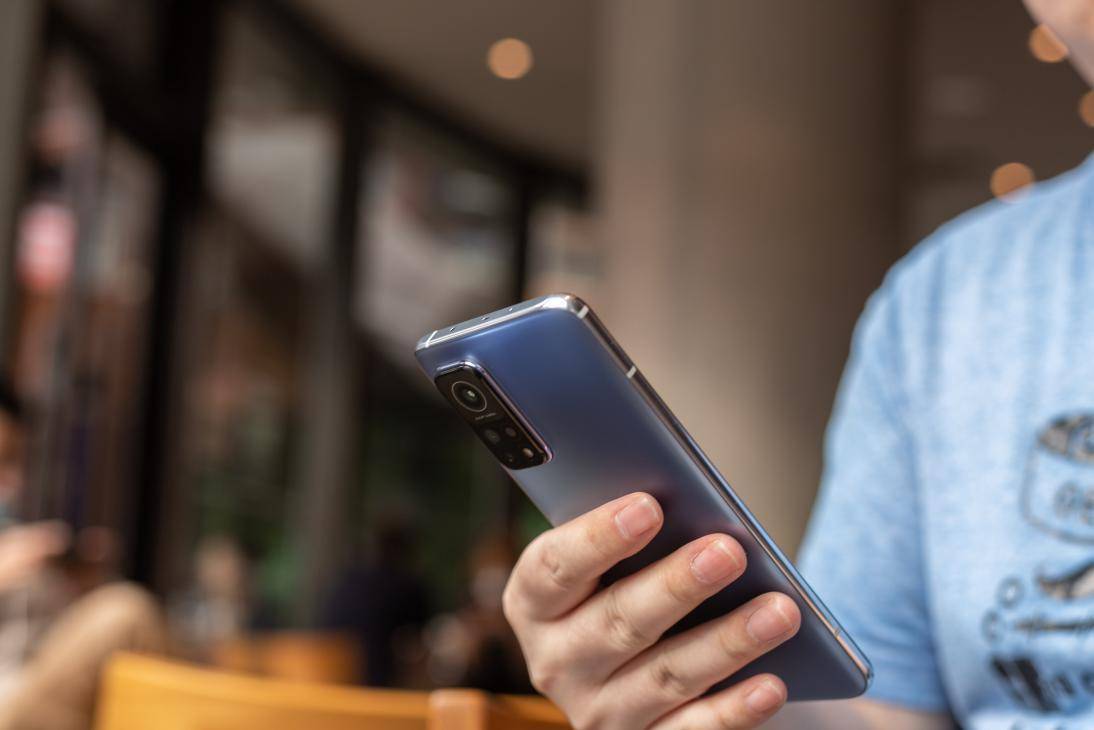 华为荣耀亲选脊安适g5的设计可以用"时尚,高级,科技感十足"来概括