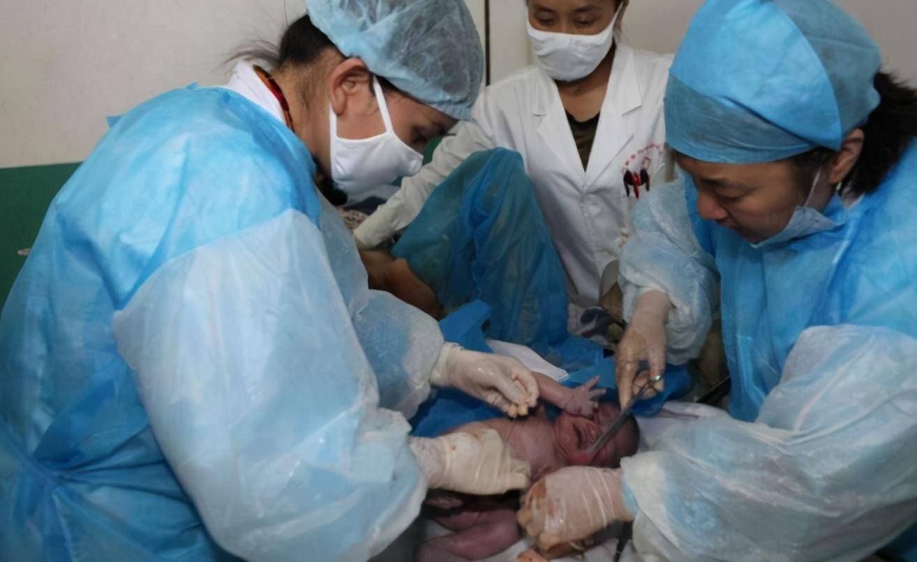 如果分娩室温度高,医生会放松甚至困倦,这不利于节省工作.