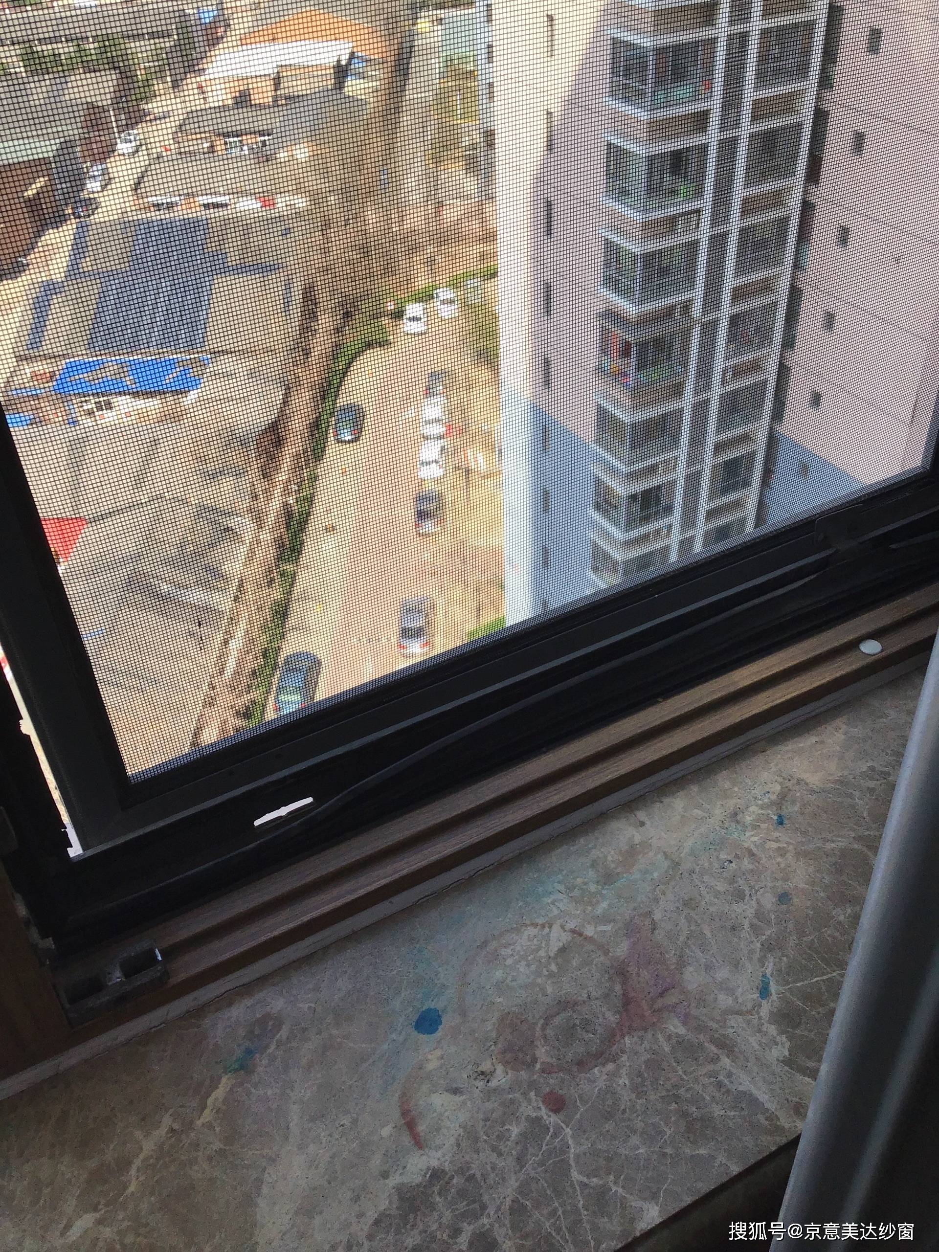 折叠纱窗金刚网纱窗等产品也有少部分楼盘安装的是断桥铝窗户配套