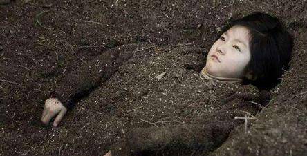 而在电视剧《天上花园》当中,她更是以精湛的演技,将悲痛欲绝的情绪