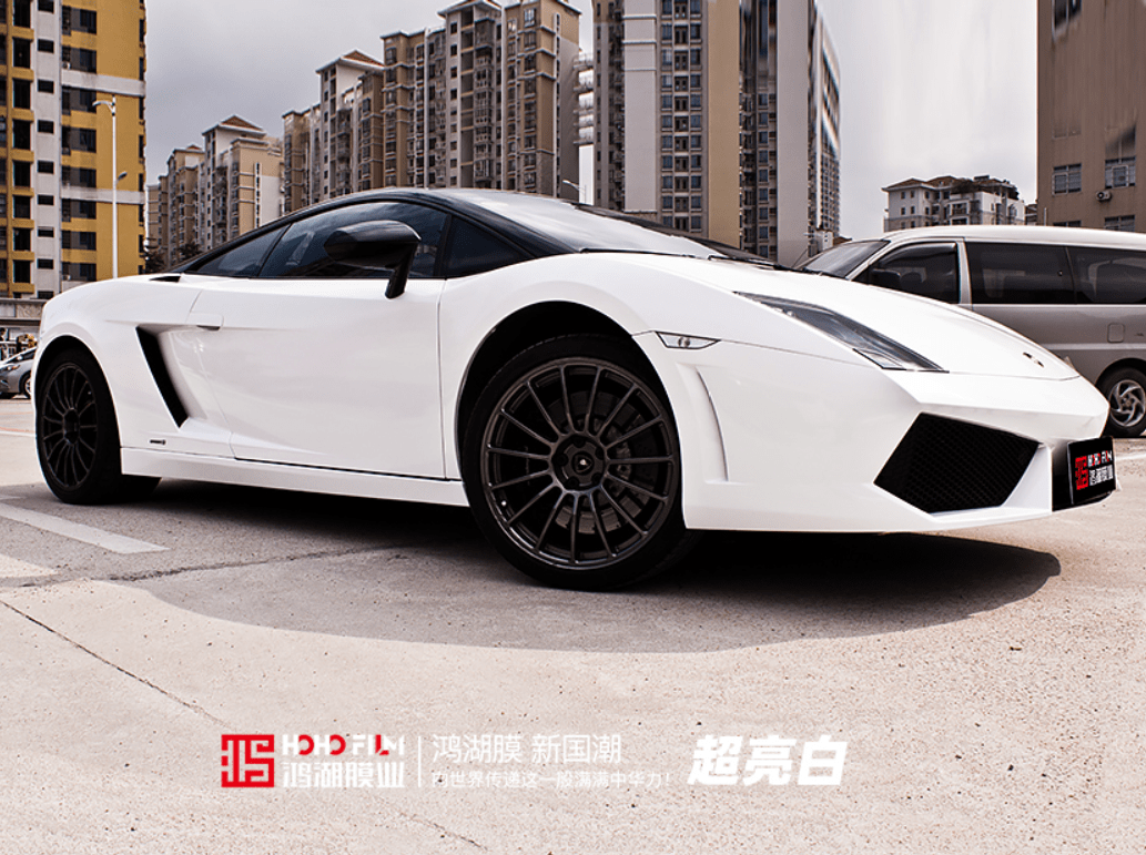 兰博基尼小牛披上hoho超亮白改色车衣