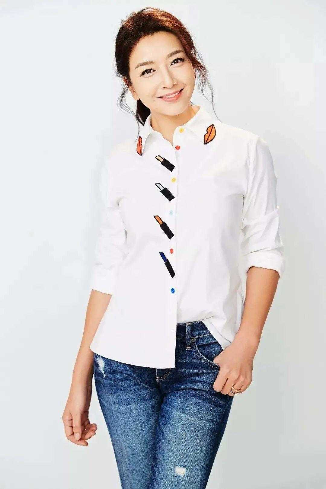 江珊"贵妇"范十足,扎丸子头搭配黑色打底衫优雅大方,超好看