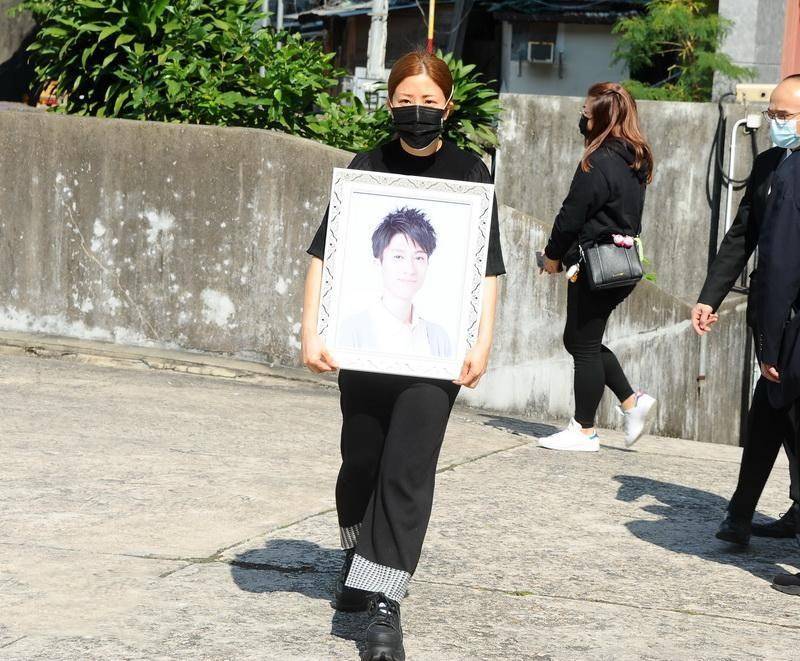 11月6号据港媒消息称,前女子组合hotcha成员黎美言的弟弟黎嘉骏不幸在