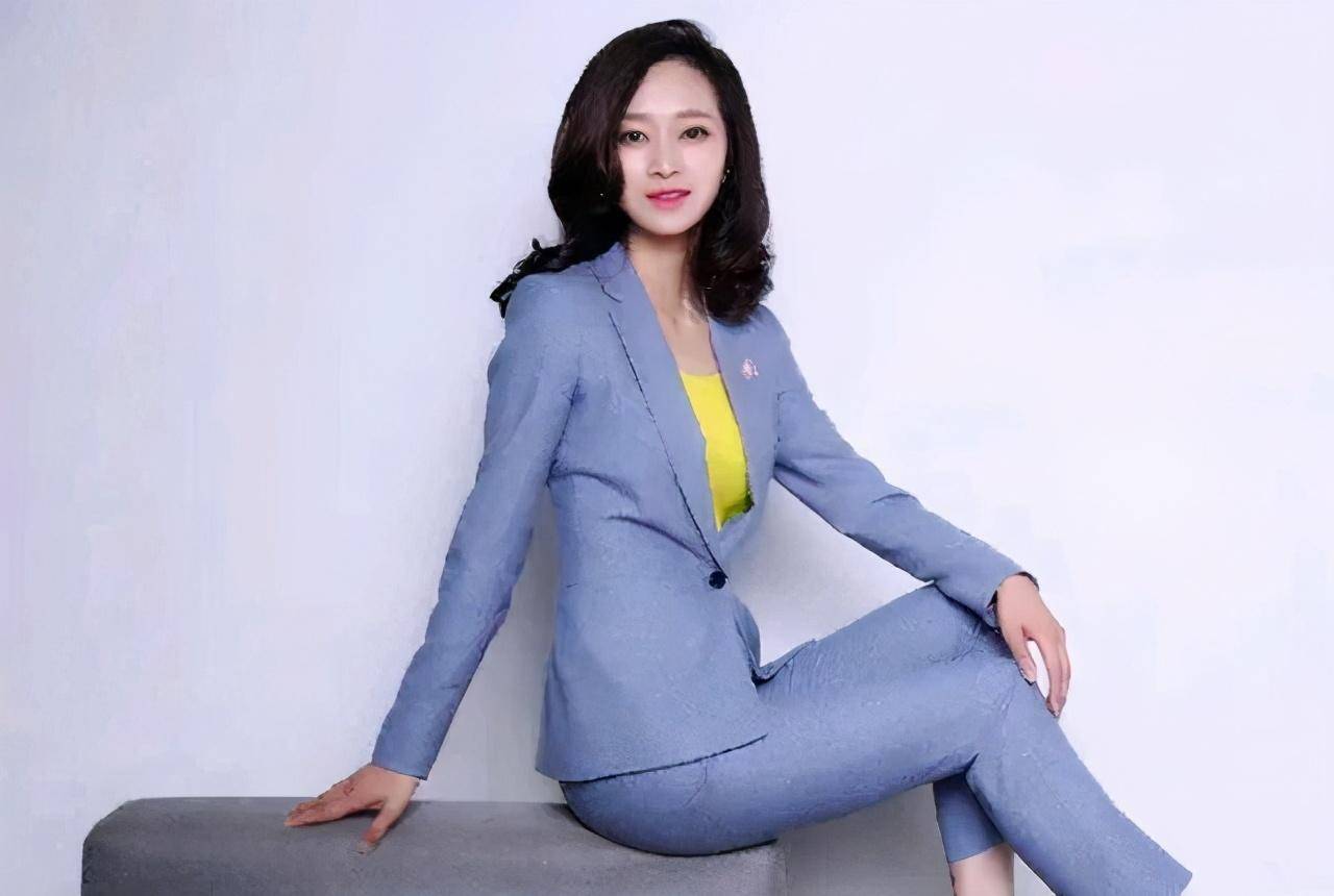 王治郅娶小13岁娇妻,近日娇妻登上央视,穿着打扮气质十足