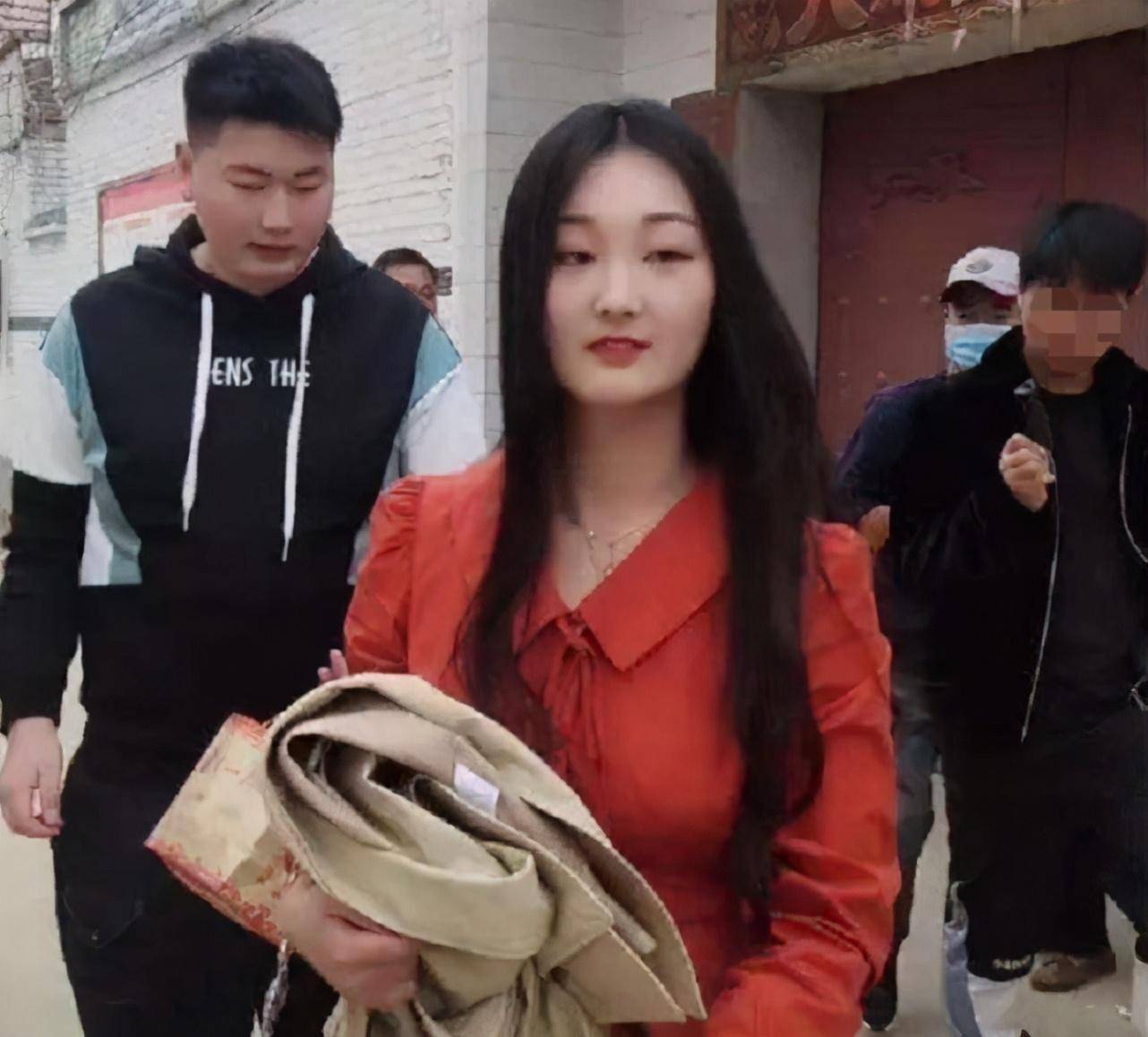 大衣哥儿媳带货再度翻车!多人举报被迫停播,本人发脾气怒怼网友