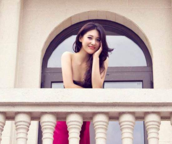 之后更是因为在《杀狼花》中,饰演杀狼花成员夏宝珠而被许多人喜欢