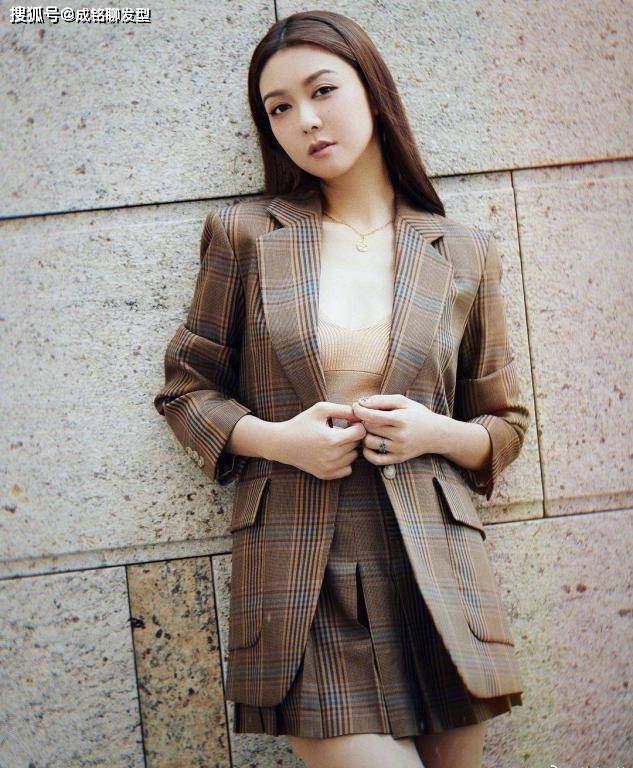 原创薛凯琪晒出一组私房照紧身毛衣搭配半身裙身材迷人女神范十足