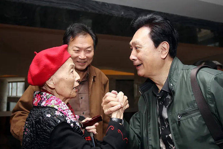 她是上影老演员,《阿诗玛》饰杨丽坤母亲,多演配角,享年95岁_手机搜狐
