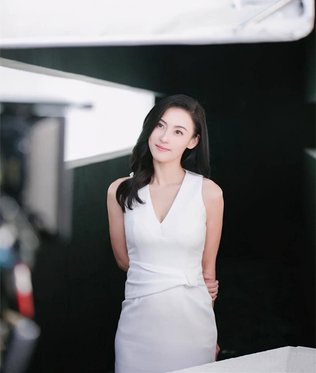 40岁的张柏芝穿土豪金透视装显老眼线浓密太夸张衣品太不稳