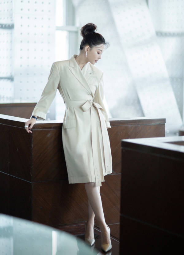 殷桃这次真"放得开",一袭黑丝裙大秀曲线,这哪看得出40岁