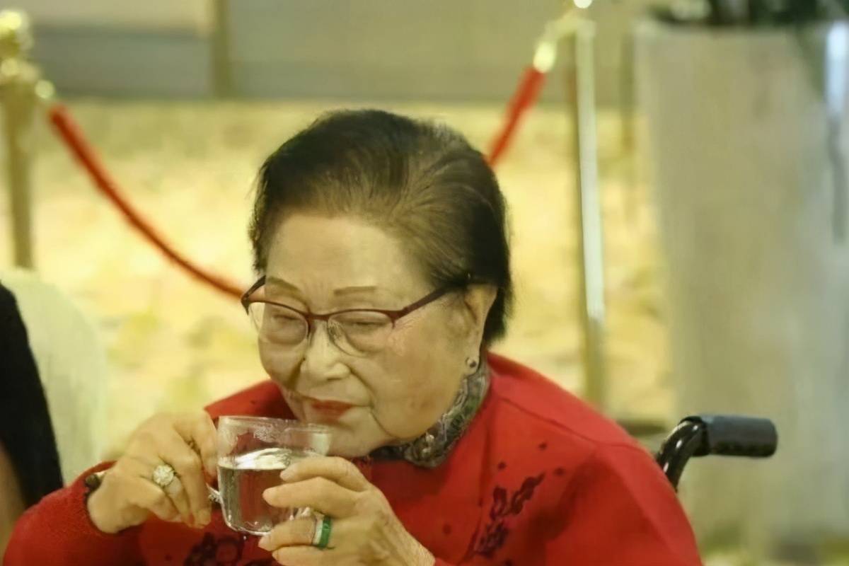 2006年罗鹰石去世了,杜莉君不仅管理着家庭的信托基金,还继承了千亿