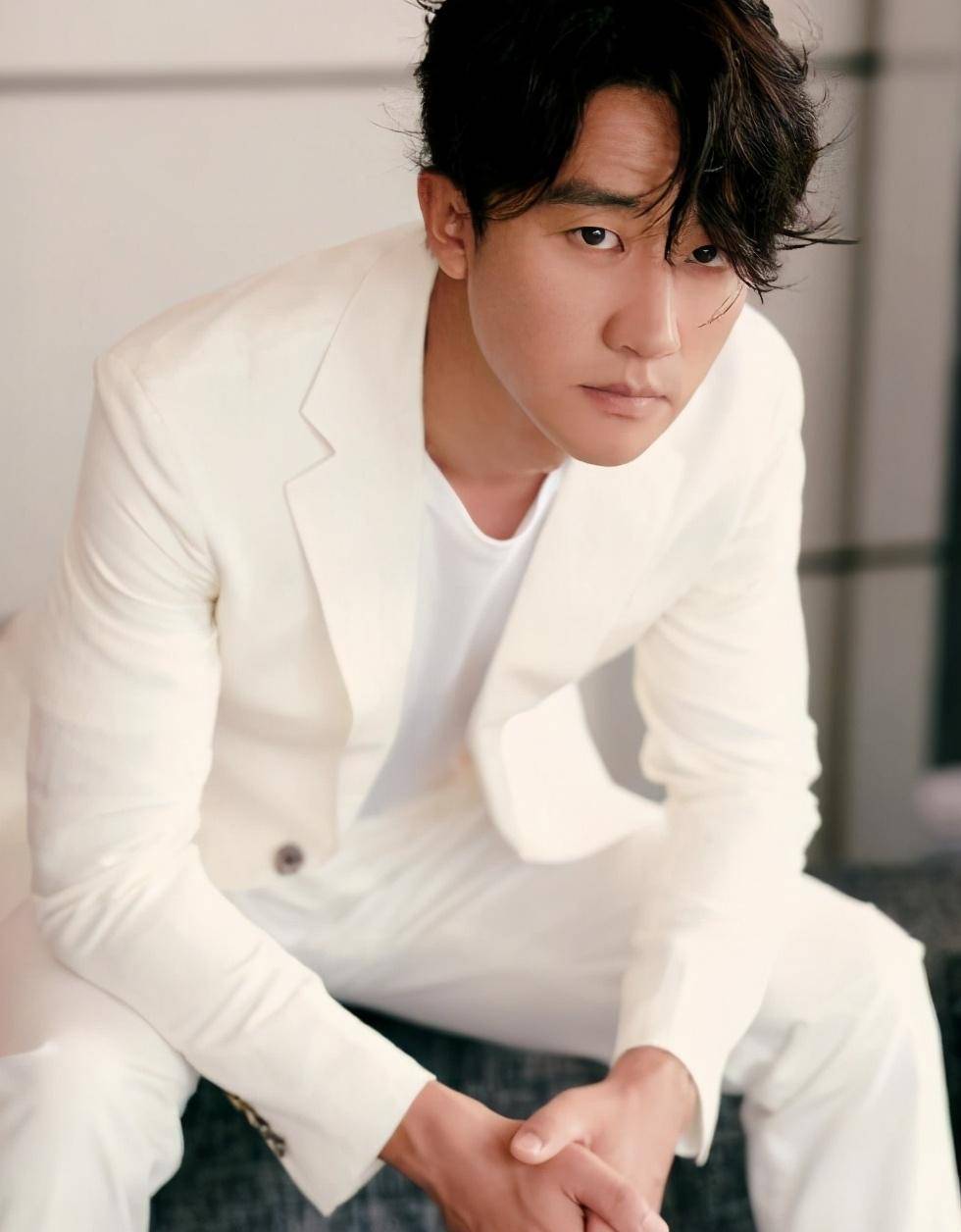 终于在今年6月份,黄轩被八卦媒体拍到与神秘长发女子一起牵手从上海某