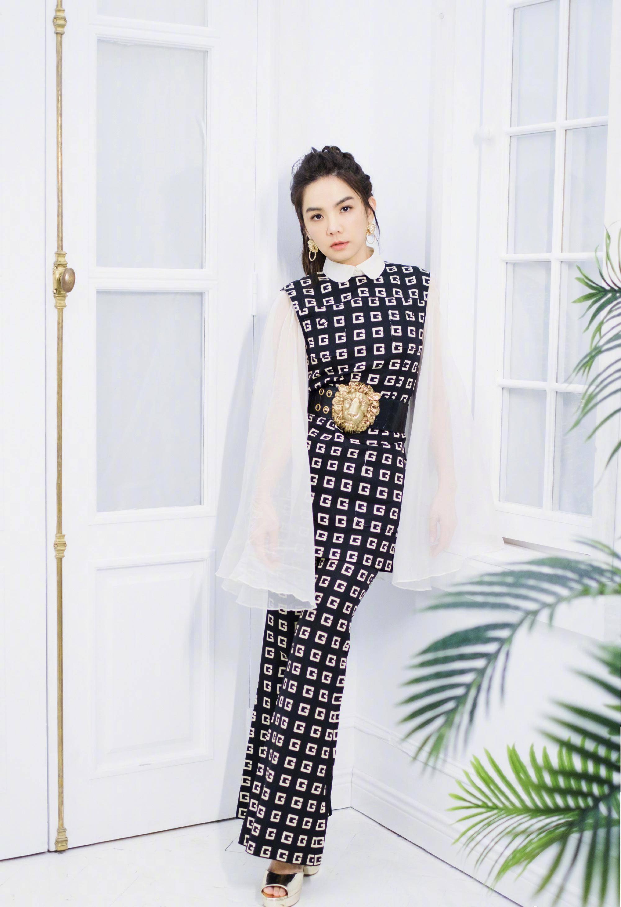 ella白衬衣配格纹阔腿裤出席时尚活动穿出初秋韵味