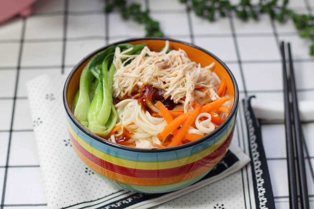 鸡丝烩面临泉鸡丝烩面制作特别耗时.