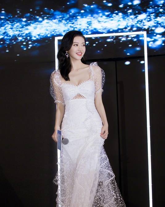 原创景甜牛奶肌亮眼了穿蓝色v领裙美得高调果真人间富贵花