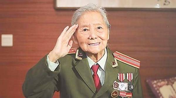 抗美援朝爆发后,22岁女大学生参军入伍,28年后在美国被认出_刘禄