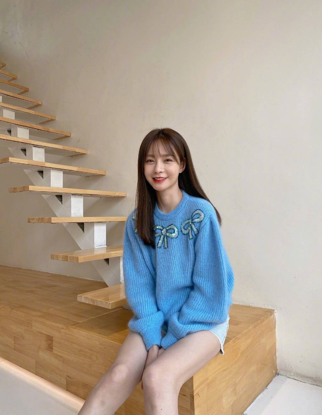 沈梦辰"蜕变"成天鹅了,白t牛仔裤都凹出大长腿,明星范十足