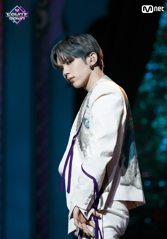 nct专辑海报被骂抄袭撞衫一件衣服毕业照式站位算抄袭吗