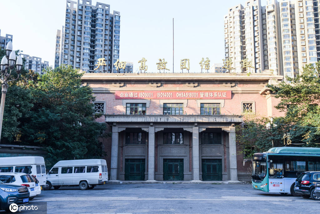 1/ 12 始建于1954年的郑州国棉三厂,曾代表着郑州纺织工业的高光时刻.