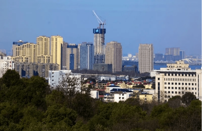 从公开信息显示,这5宗地将建超高建筑群:包括1栋300米超高层,2栋250米