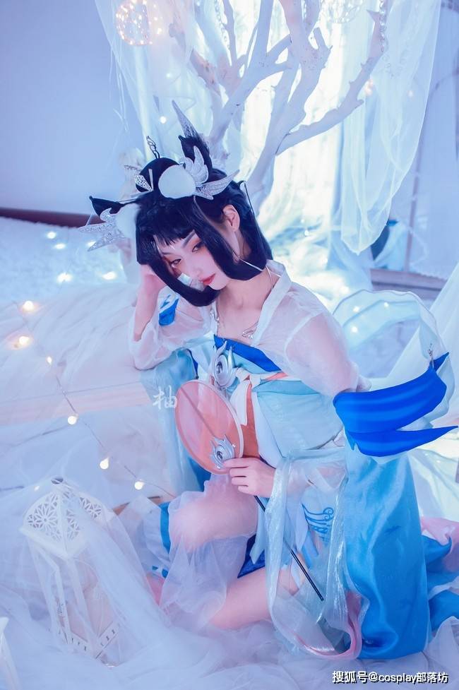 cos:王者荣耀嫦娥如梦令,想见的人会在脑海里不停徘徊