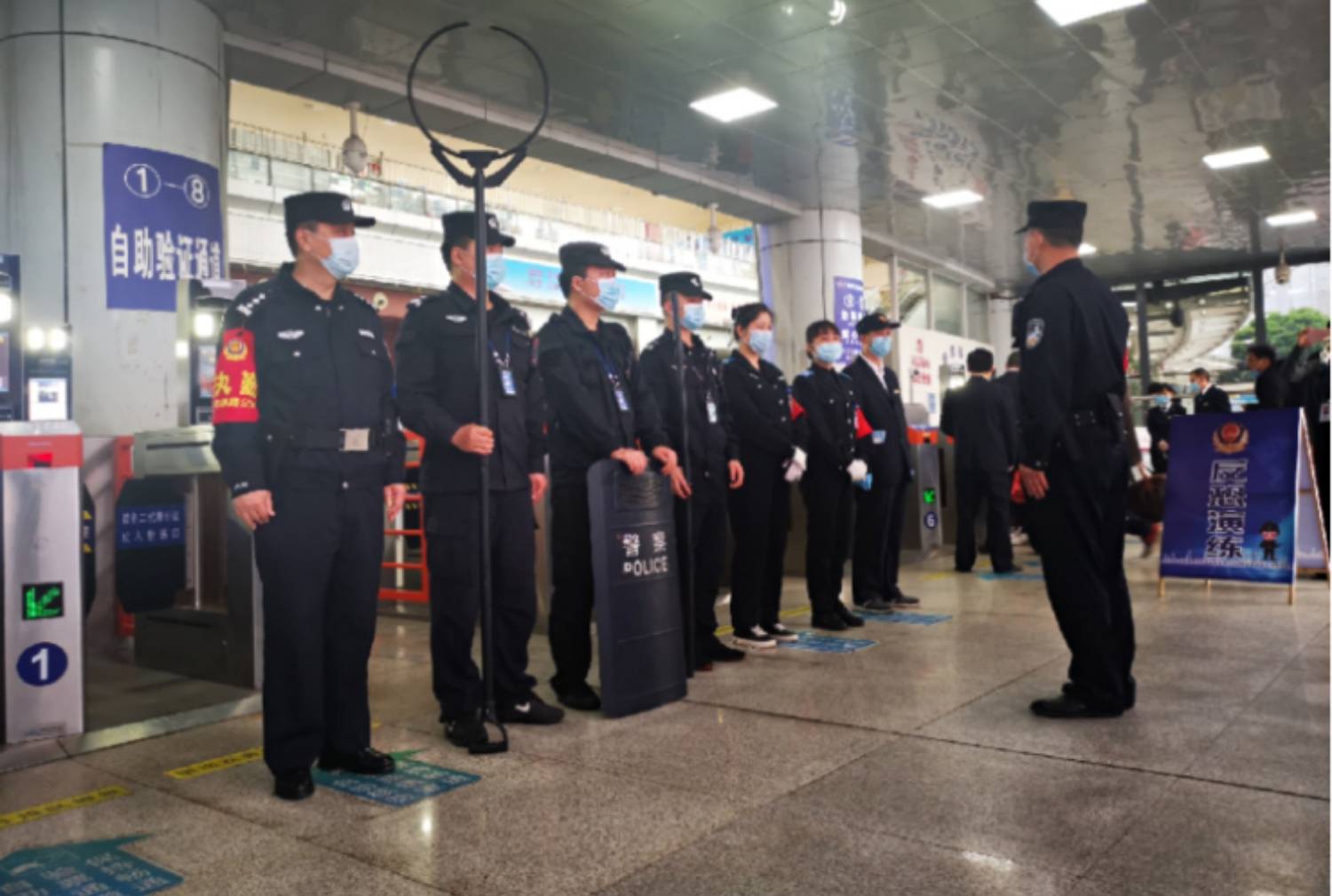 怀化铁警开展安检防爆实战练兵