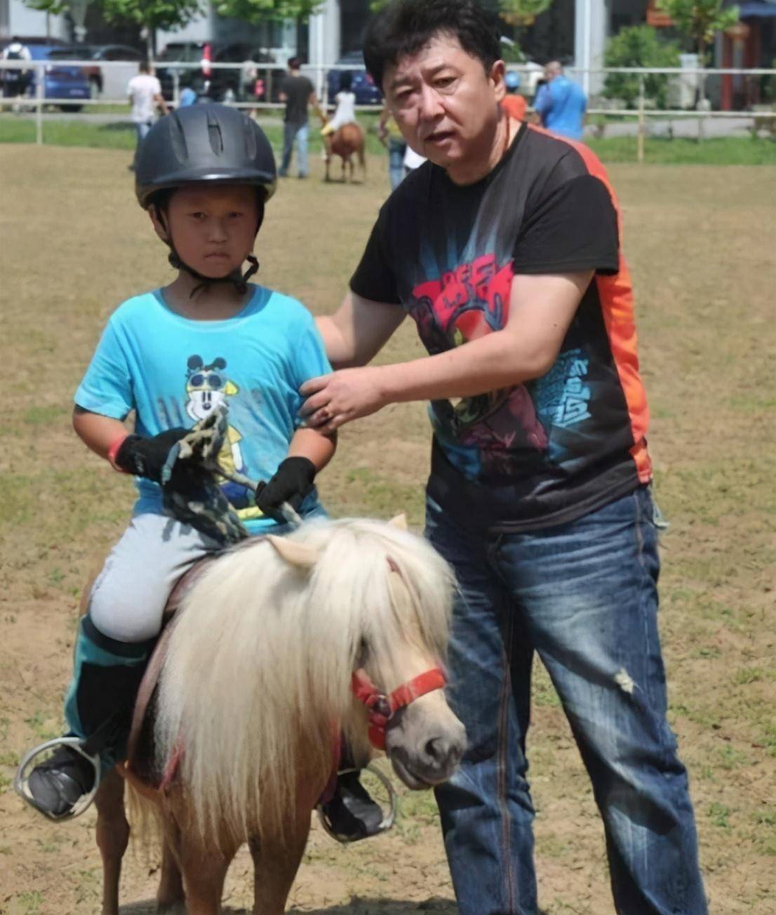 于謙生日郭德綱送汗血寶馬,自己建了一處跑馬場,估計就差雄獅了_手機