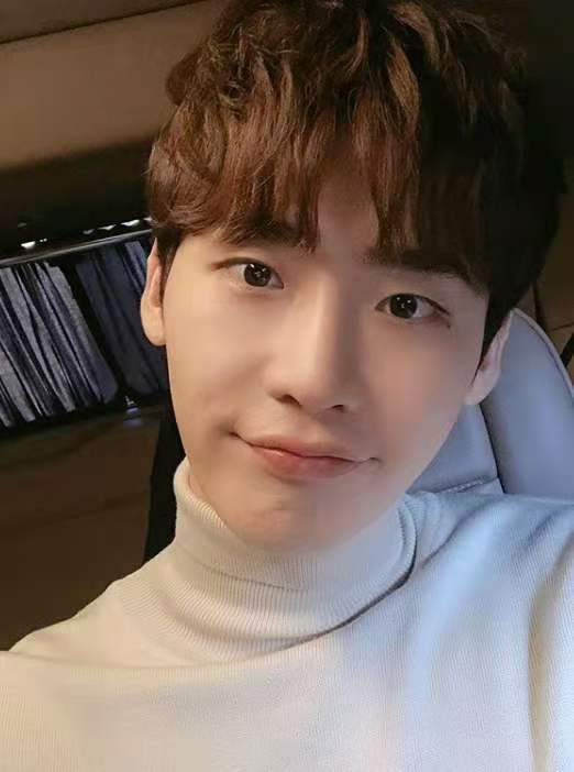 李钟硕近照头戴渔夫帽难掩帅气粉丝喜欢是有原因的