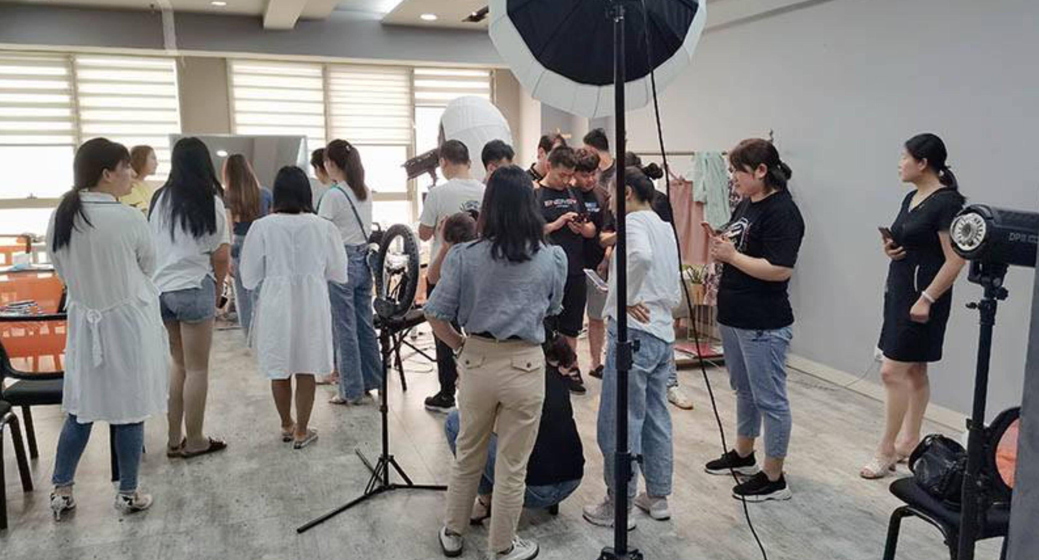 但是我们可以培养出属于适合我们自己直播基地的主播