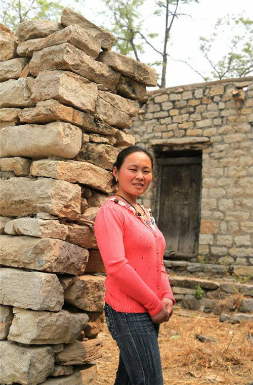 她18岁被拐卖到大山里,3次自杀未遂后留守20年,成