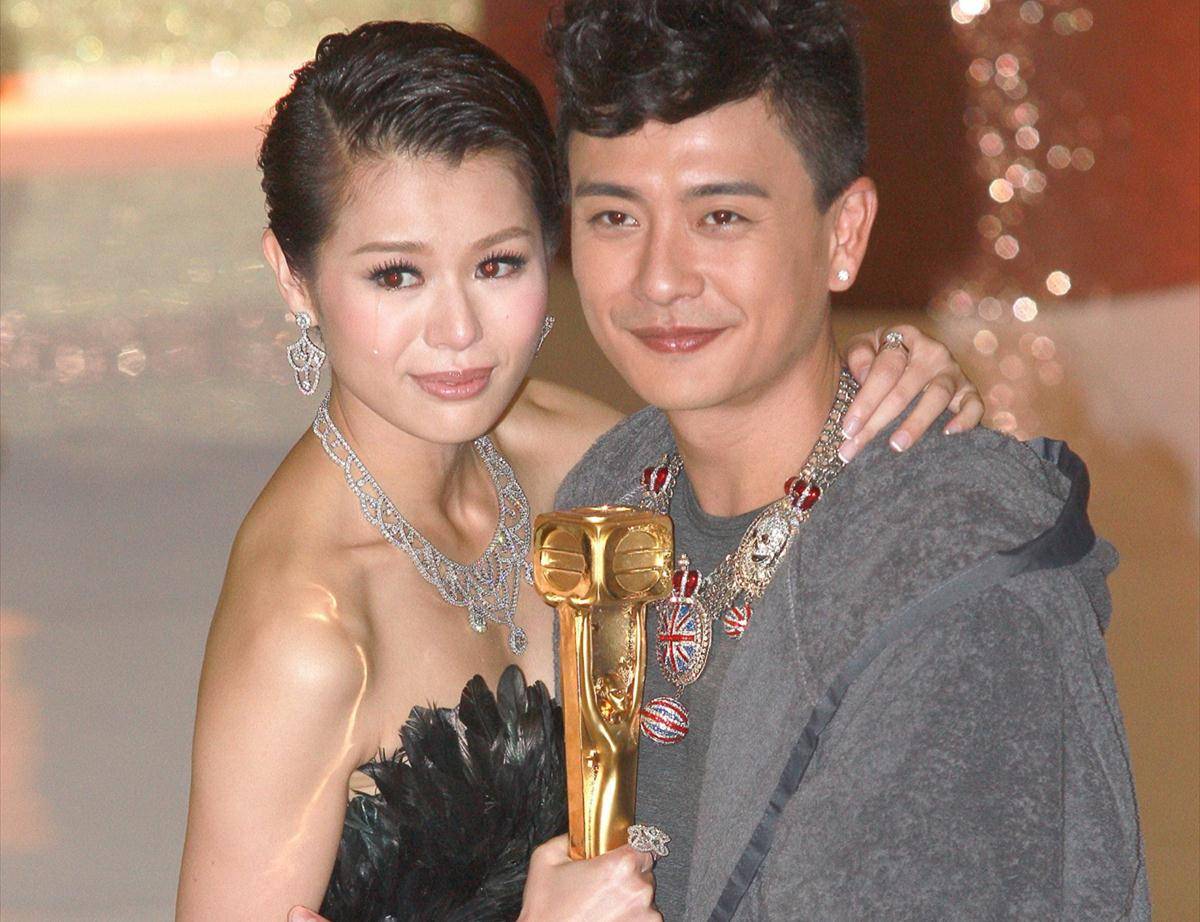 原创胡杏儿夫妇视频通话发型神态太相似老公调侃你偷了我的脸