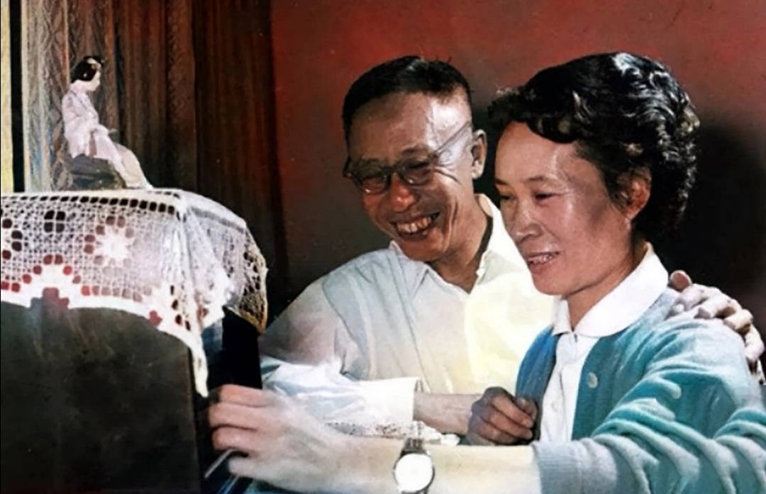 原创老照片蒋经国和白俄妻子在海边冲浪溥仪晚年找到真爱难掩喜悦