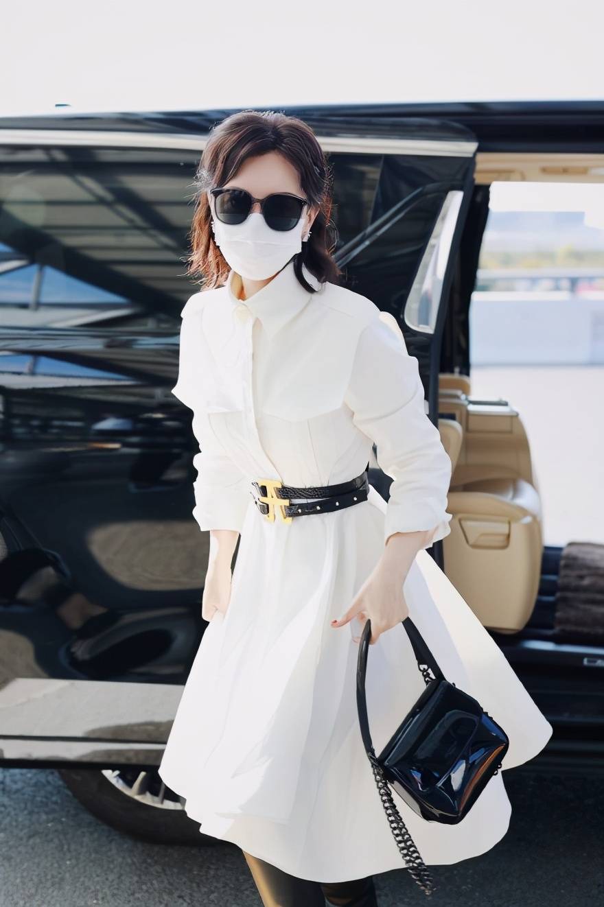 陈数一袭衬衫白裙搭配长筒靴,走在冬日街头,如电影般画面唯美