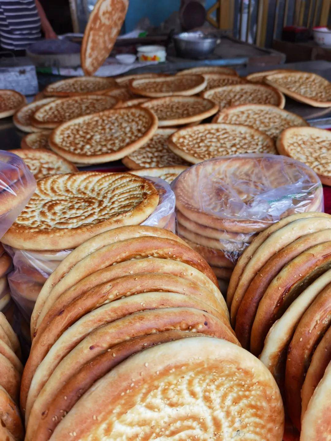 伊犁肉饼是新疆的一道特色美食,使用的是新疆巴里坤牛肉.