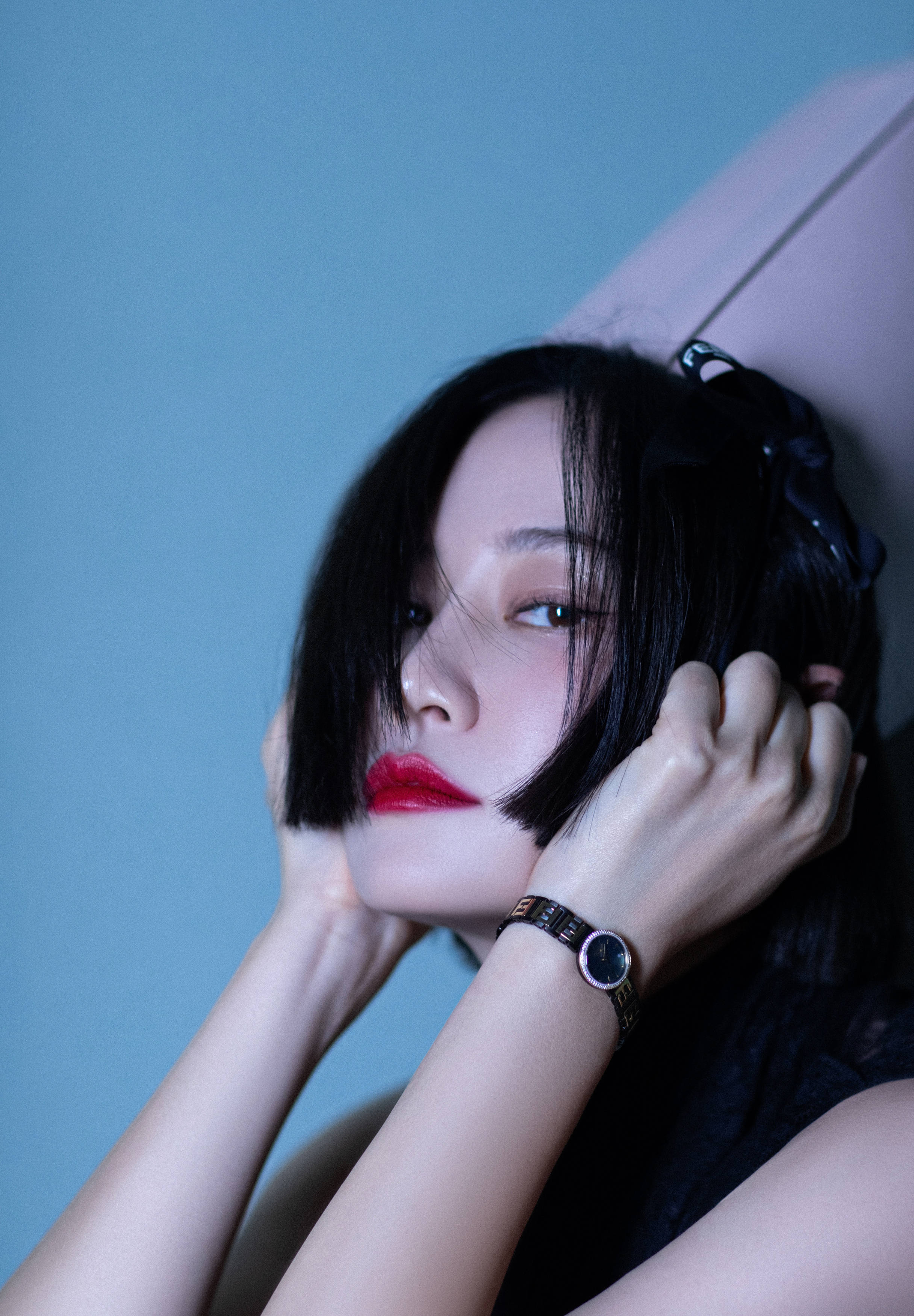 谭卓穿半透视黑裙秀身材 红唇冷艳演绎摩登性感