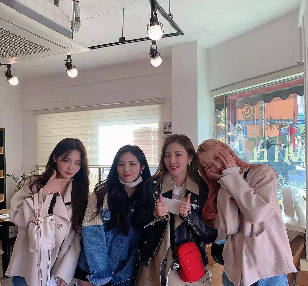 今年36岁,2ne1朴山多拉dara与后辈合照,展惊人颜值_手机搜狐网