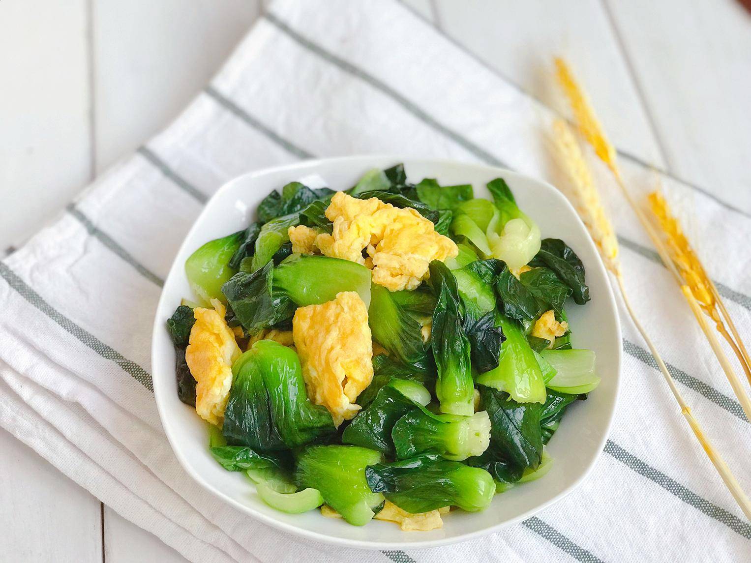 健康的家常小炒油菜炒鸡蛋营养好吸收黄绿相间看着就有食欲