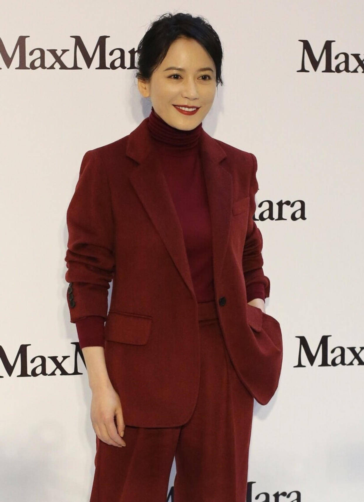 俞飞鸿从骨子里散发的高级感,穿枣红色西装套装出席活动,超漂亮