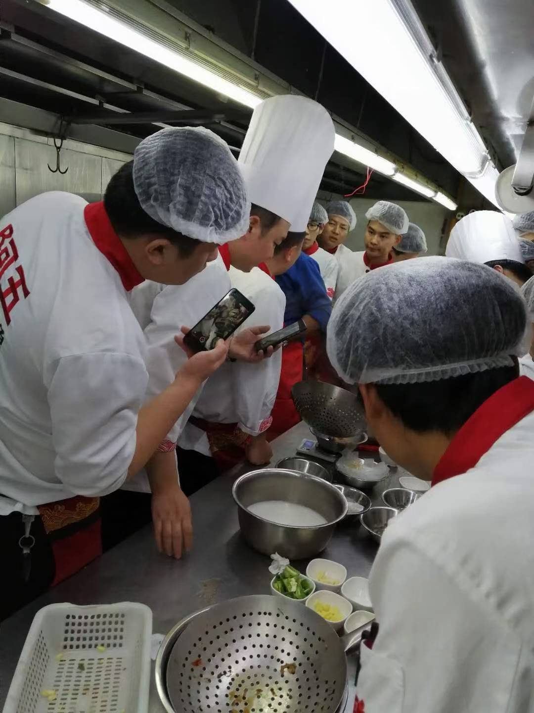中国鲁菜特大师王善平到郑州传授炒鸡技艺_店厨师长