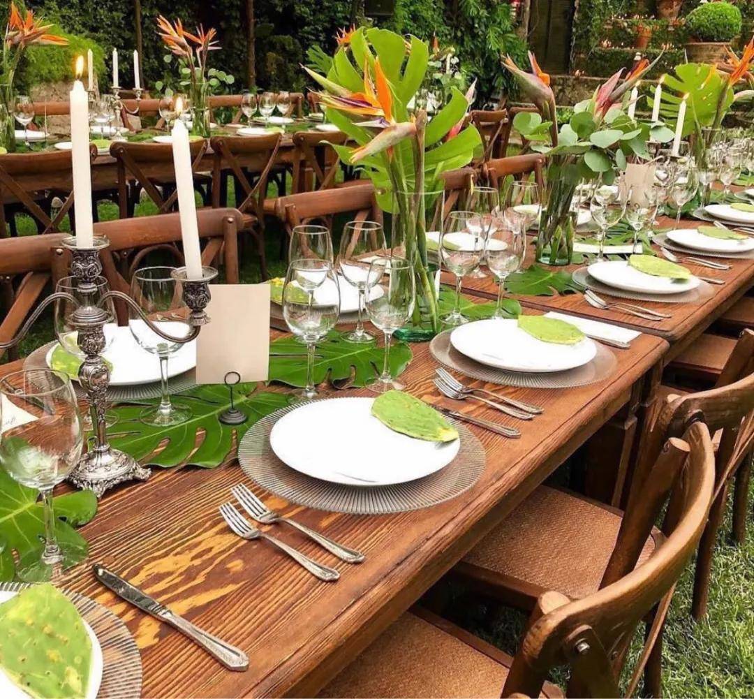 11-14 08:18 花艺设计中的桌花,是指装饰于会议桌,接待台,演讲台,餐桌